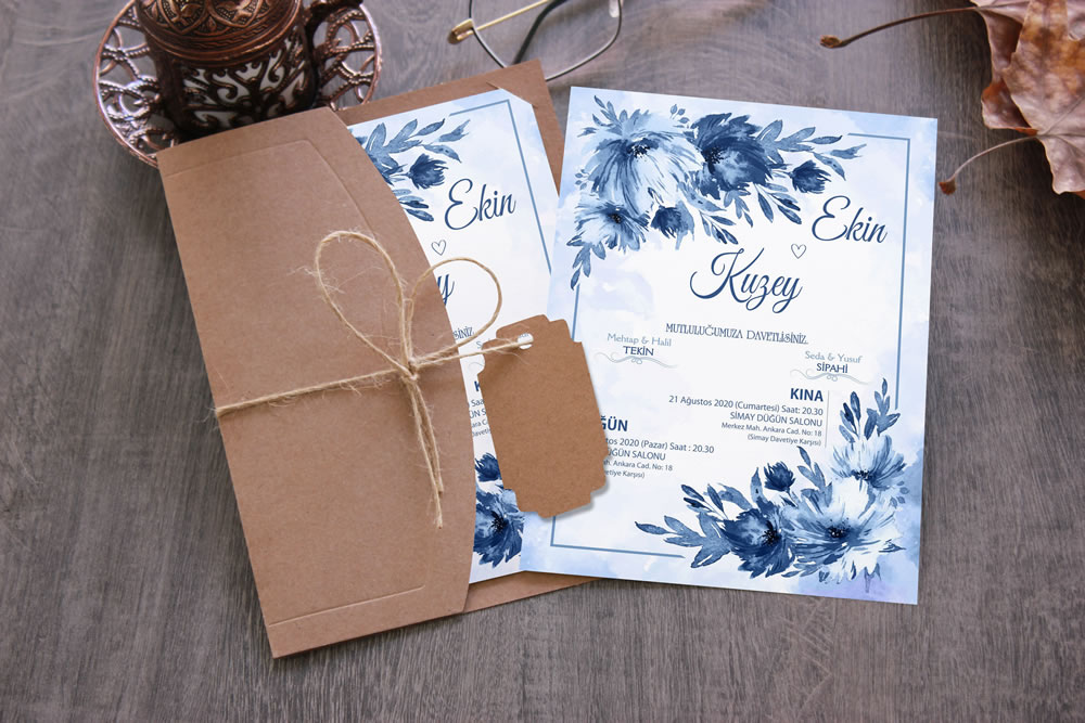 Mavi güllü düğün davetiye modeli
